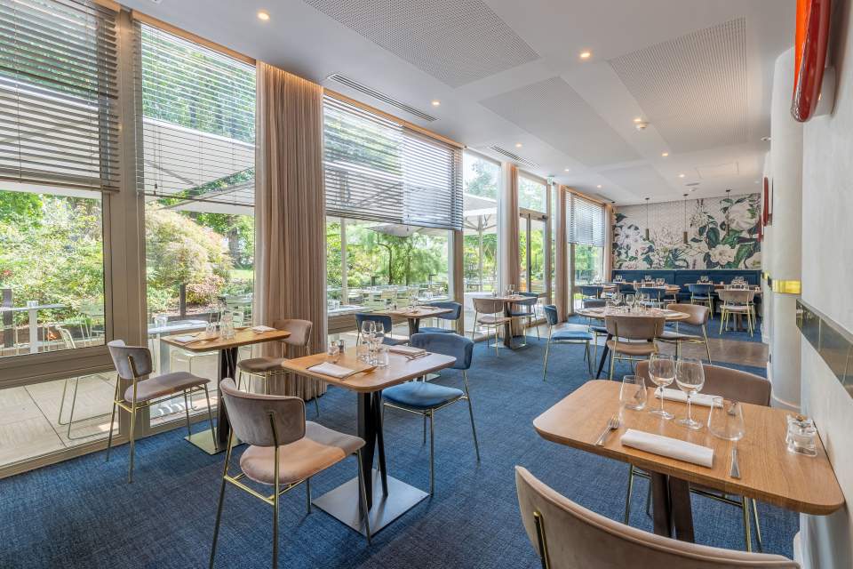 salle du restaurant avec cuisine ouverte aix-les-bains