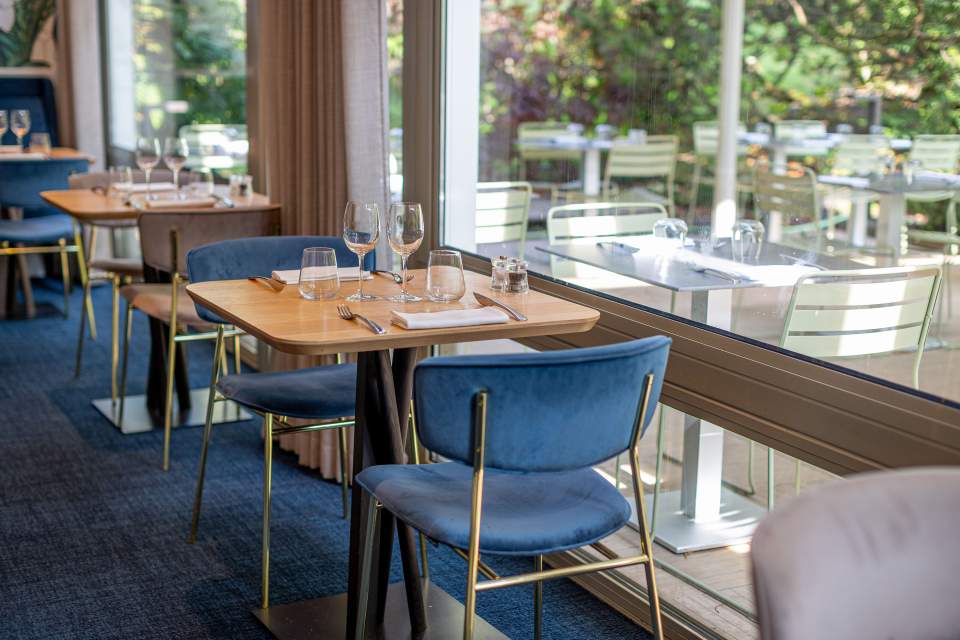 Salle du restaurant de l'hôtel Golden Tulip à Aix-les-Bains, au bord du parc japonais.