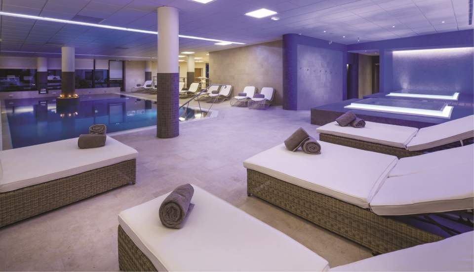 Piscine et Jacuzzi au spa La Parenthèse aix-les-bains